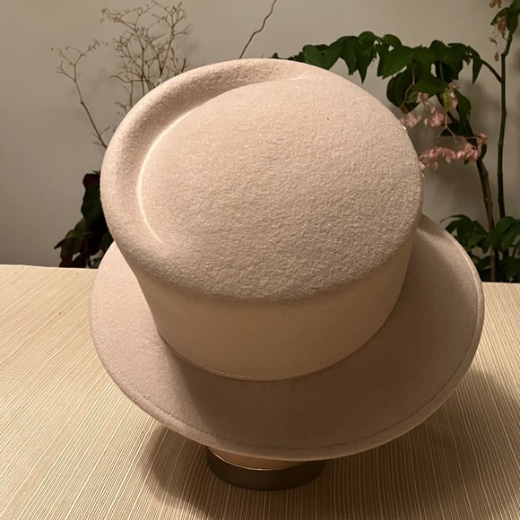 Elegant Cream Floral Women\'s Hat